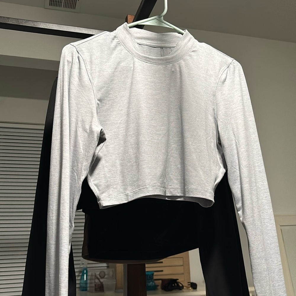 Vuori lux cropped long sleeve without tags